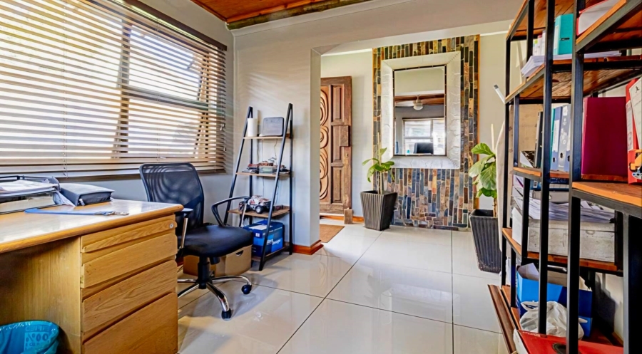 5 Bedroom Property for Sale in Verwoerdpark Gauteng
