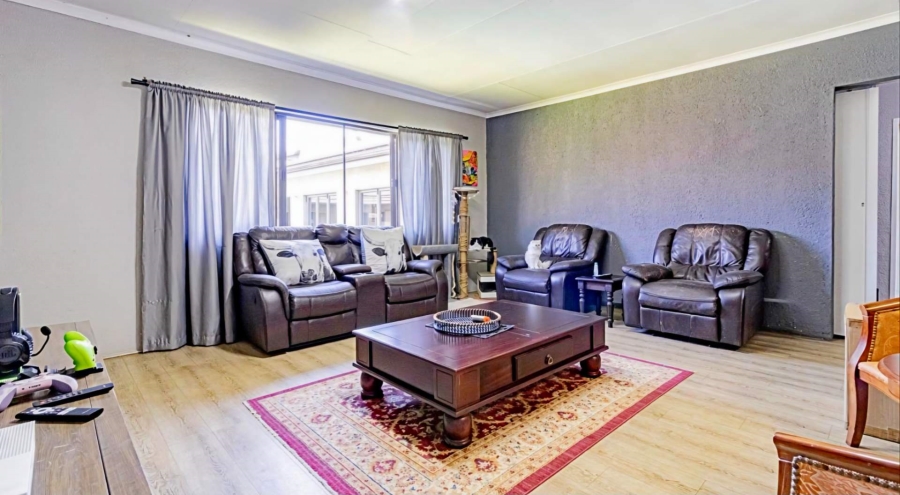 5 Bedroom Property for Sale in Verwoerdpark Gauteng