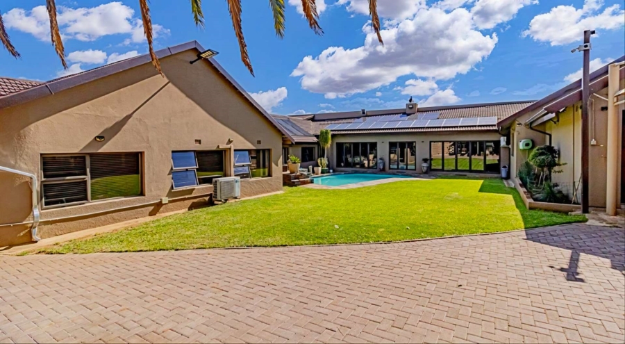5 Bedroom Property for Sale in Verwoerdpark Gauteng