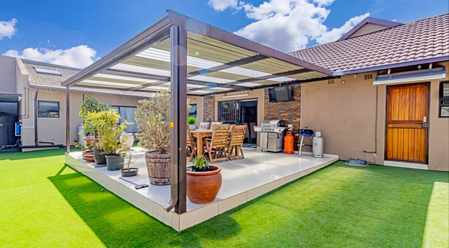 5 Bedroom Property for Sale in Verwoerdpark Gauteng