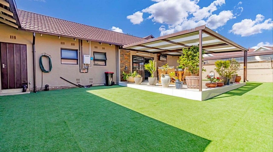 5 Bedroom Property for Sale in Verwoerdpark Gauteng