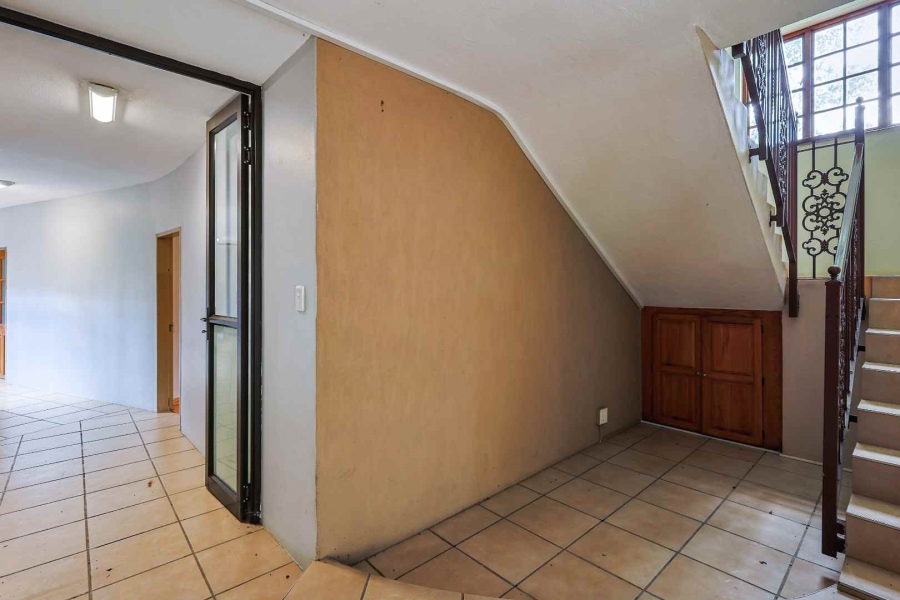 7 Bedroom Property for Sale in Zwavelpoort Gauteng