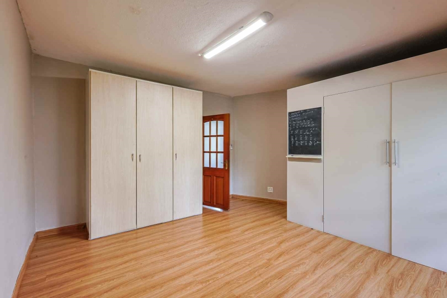 7 Bedroom Property for Sale in Zwavelpoort Gauteng