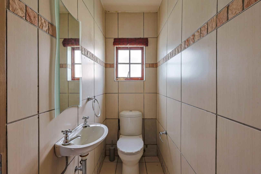 7 Bedroom Property for Sale in Zwavelpoort Gauteng