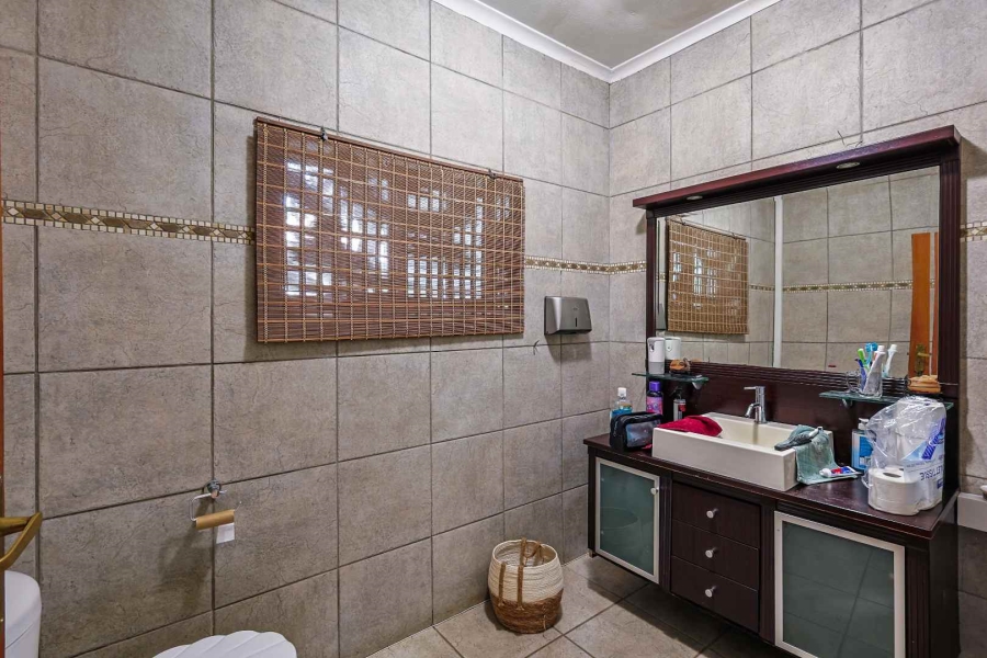 7 Bedroom Property for Sale in Zwavelpoort Gauteng