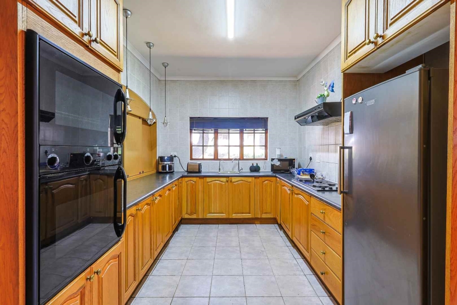 7 Bedroom Property for Sale in Zwavelpoort Gauteng