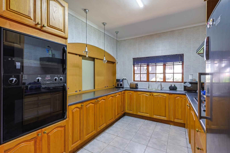 7 Bedroom Property for Sale in Zwavelpoort Gauteng