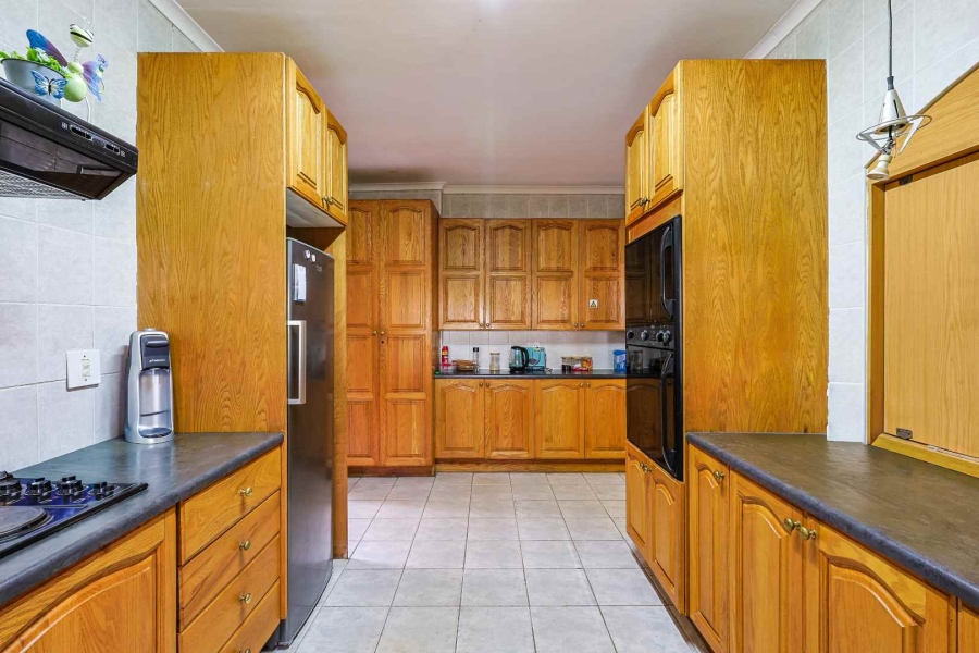 7 Bedroom Property for Sale in Zwavelpoort Gauteng