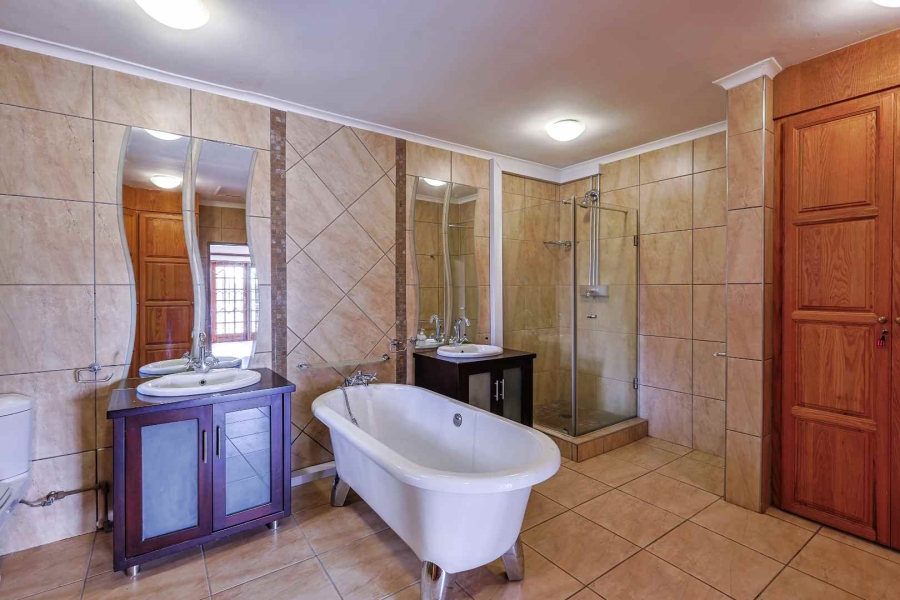 7 Bedroom Property for Sale in Zwavelpoort Gauteng