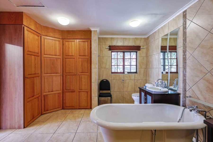 7 Bedroom Property for Sale in Zwavelpoort Gauteng