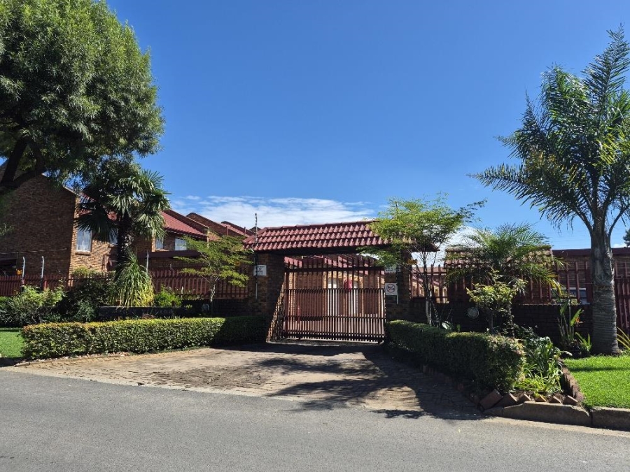 2 Bedroom Property for Sale in Dayanglen Gauteng