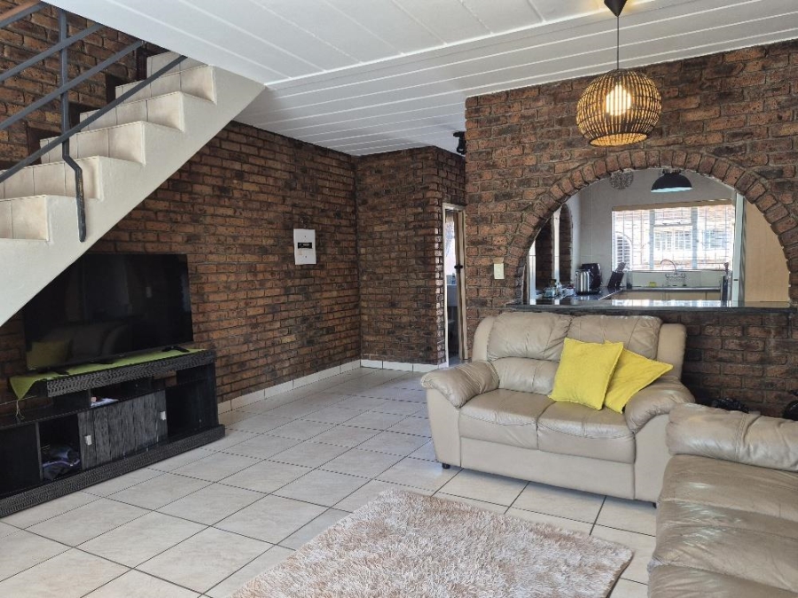 2 Bedroom Property for Sale in Dayanglen Gauteng