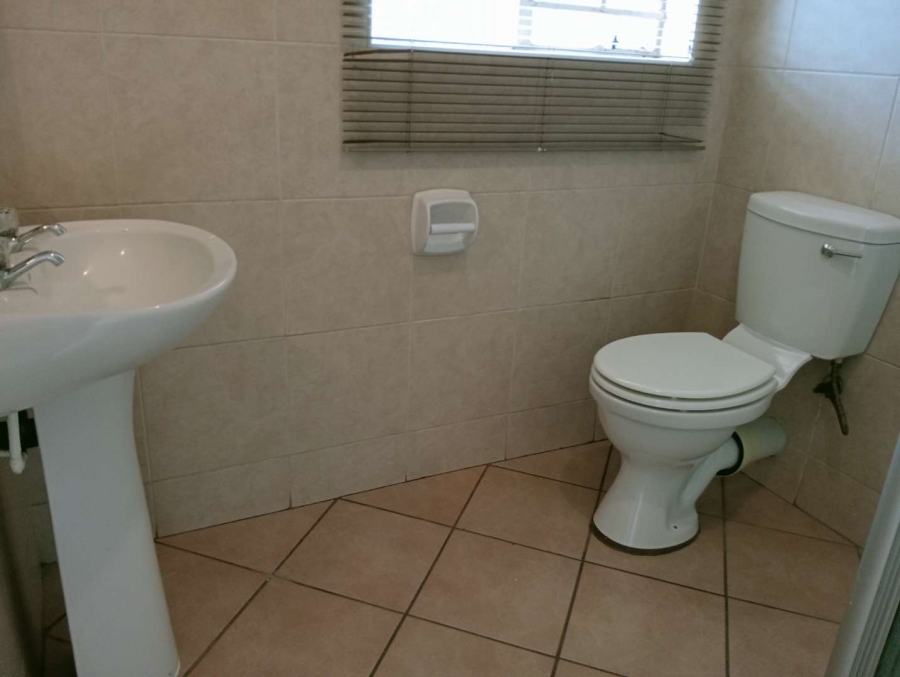 2 Bedroom Property for Sale in Die Hoewes Gauteng