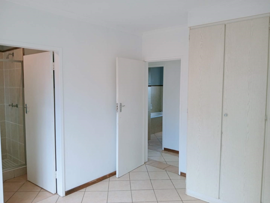 2 Bedroom Property for Sale in Die Hoewes Gauteng