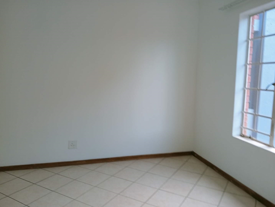 2 Bedroom Property for Sale in Die Hoewes Gauteng