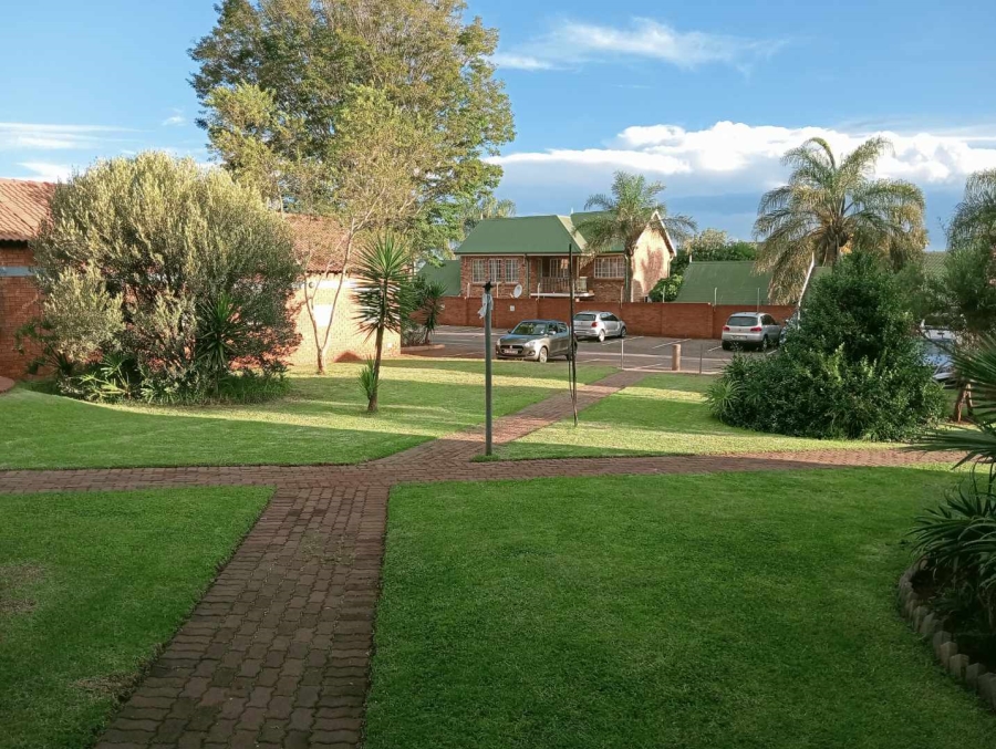 2 Bedroom Property for Sale in Die Hoewes Gauteng