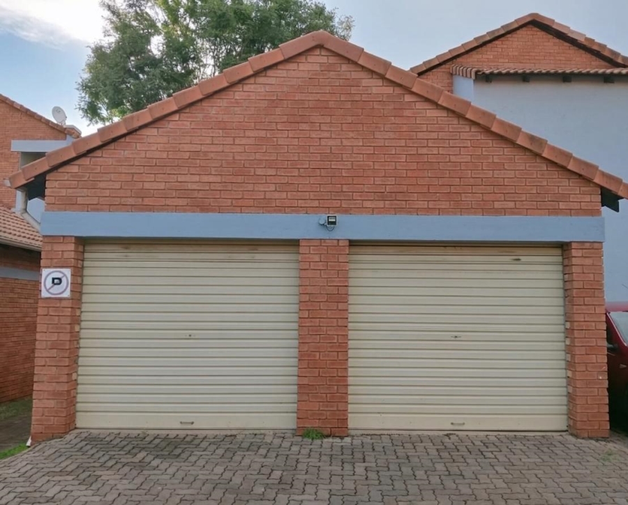 2 Bedroom Property for Sale in Die Hoewes Gauteng