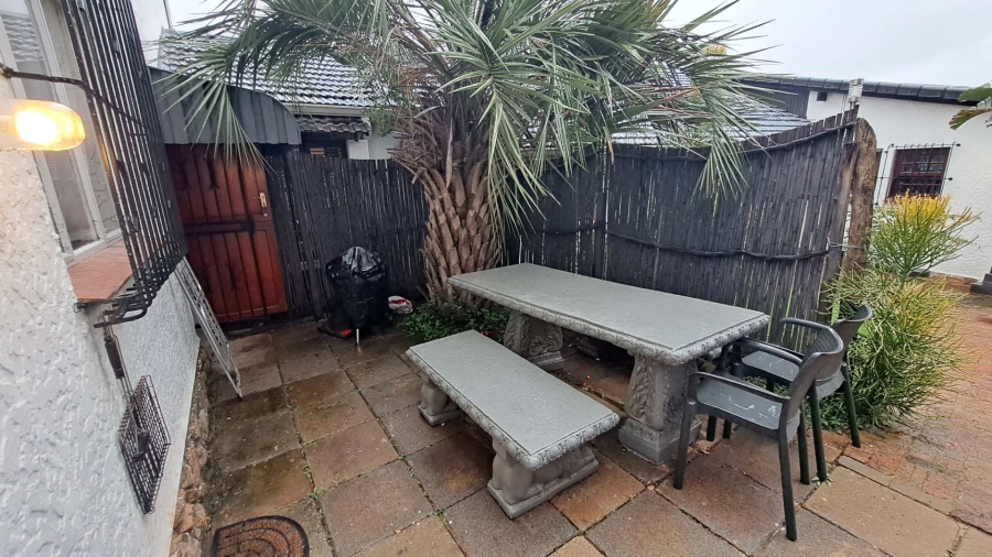To Let 1 Bedroom Property for Rent in Robindale Gauteng