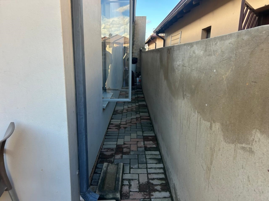 2 Bedroom Property for Sale in Clayville Gauteng