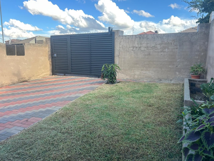 2 Bedroom Property for Sale in Clayville Gauteng