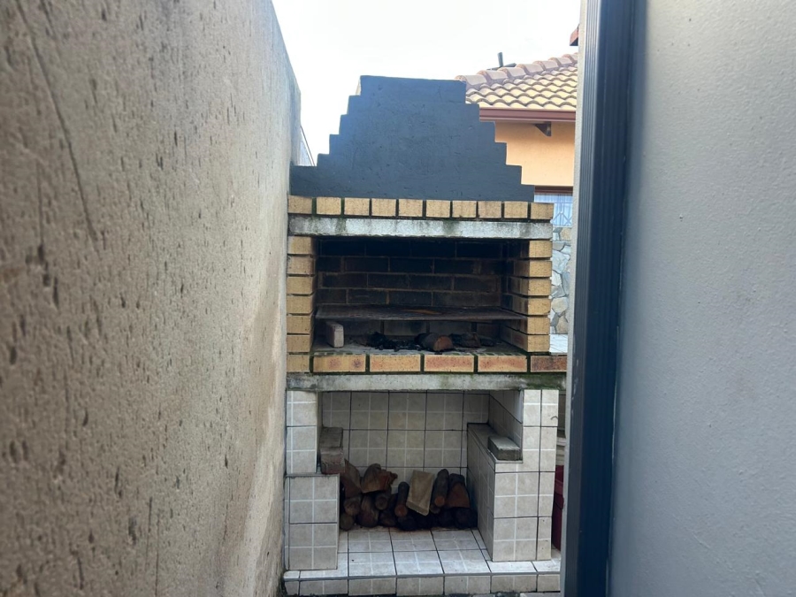 2 Bedroom Property for Sale in Clayville Gauteng