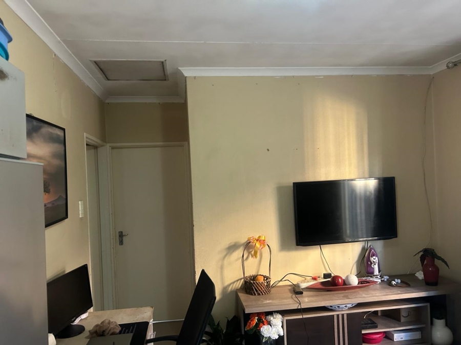 2 Bedroom Property for Sale in Clayville Gauteng