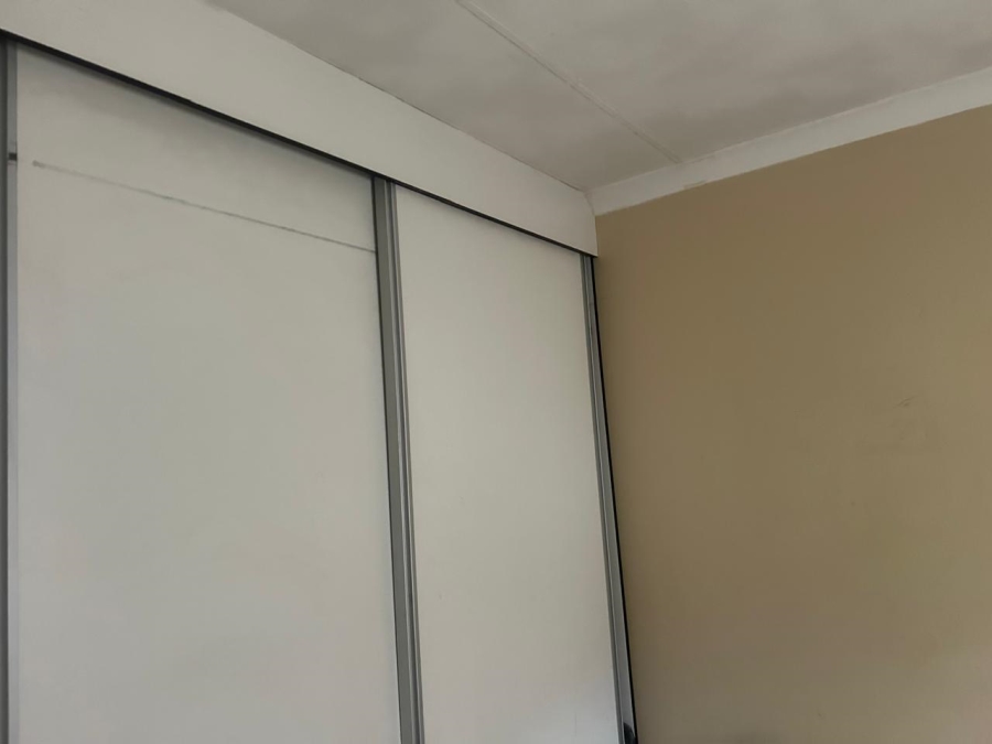 2 Bedroom Property for Sale in Clayville Gauteng