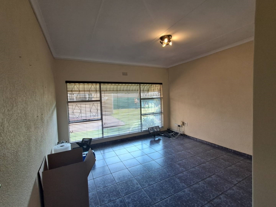 6 Bedroom Property for Sale in Kibler Park Gauteng