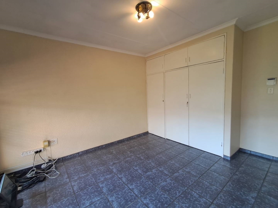 6 Bedroom Property for Sale in Kibler Park Gauteng