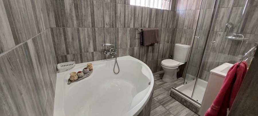 3 Bedroom Property for Sale in Brackenhurst Gauteng