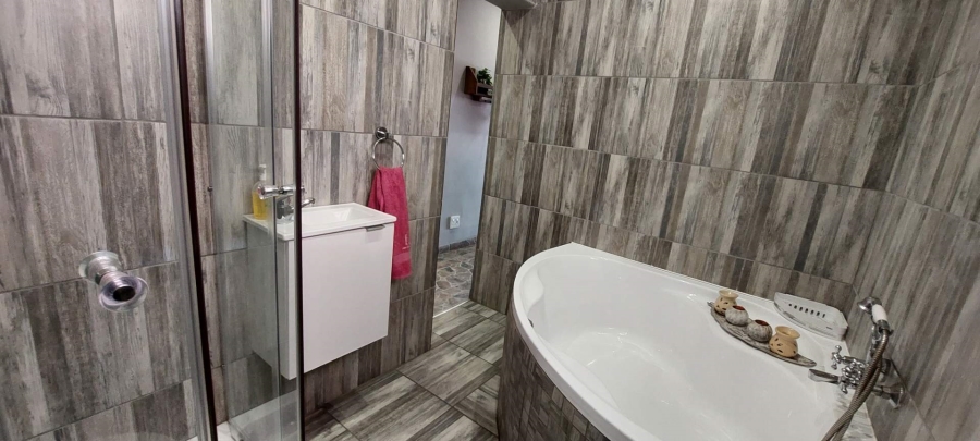 3 Bedroom Property for Sale in Brackenhurst Gauteng