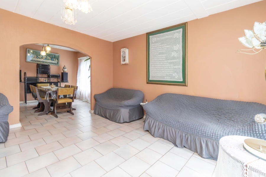 5 Bedroom Property for Sale in Radiokop Gauteng