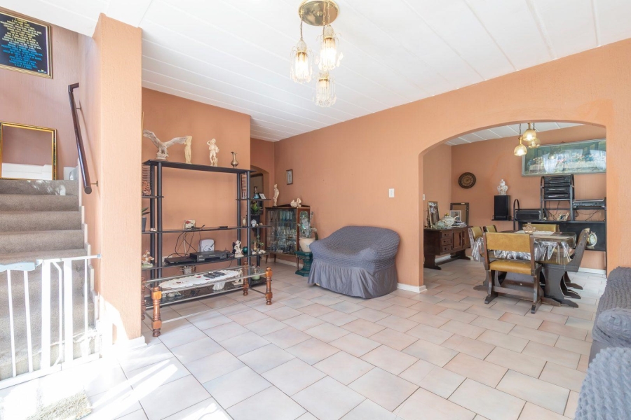 5 Bedroom Property for Sale in Radiokop Gauteng