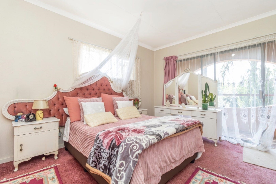 5 Bedroom Property for Sale in Radiokop Gauteng