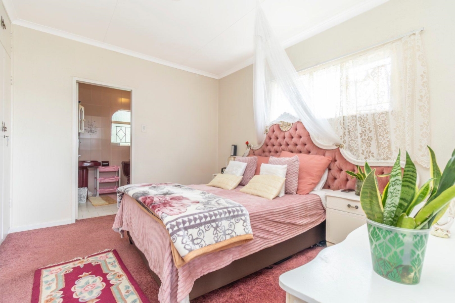 5 Bedroom Property for Sale in Radiokop Gauteng