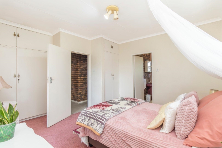 5 Bedroom Property for Sale in Radiokop Gauteng
