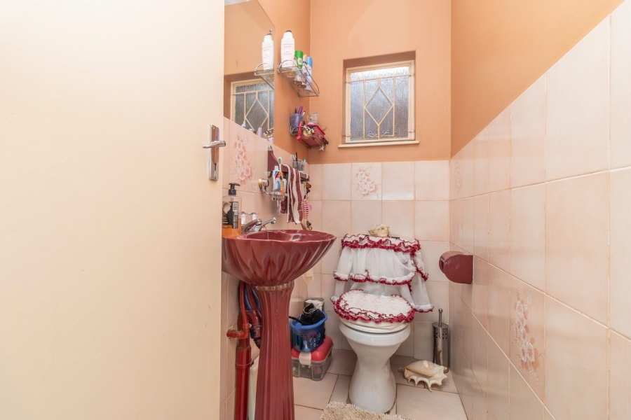 5 Bedroom Property for Sale in Radiokop Gauteng