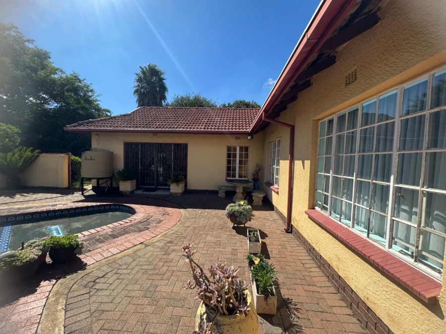 5 Bedroom Property for Sale in Brackendowns Gauteng