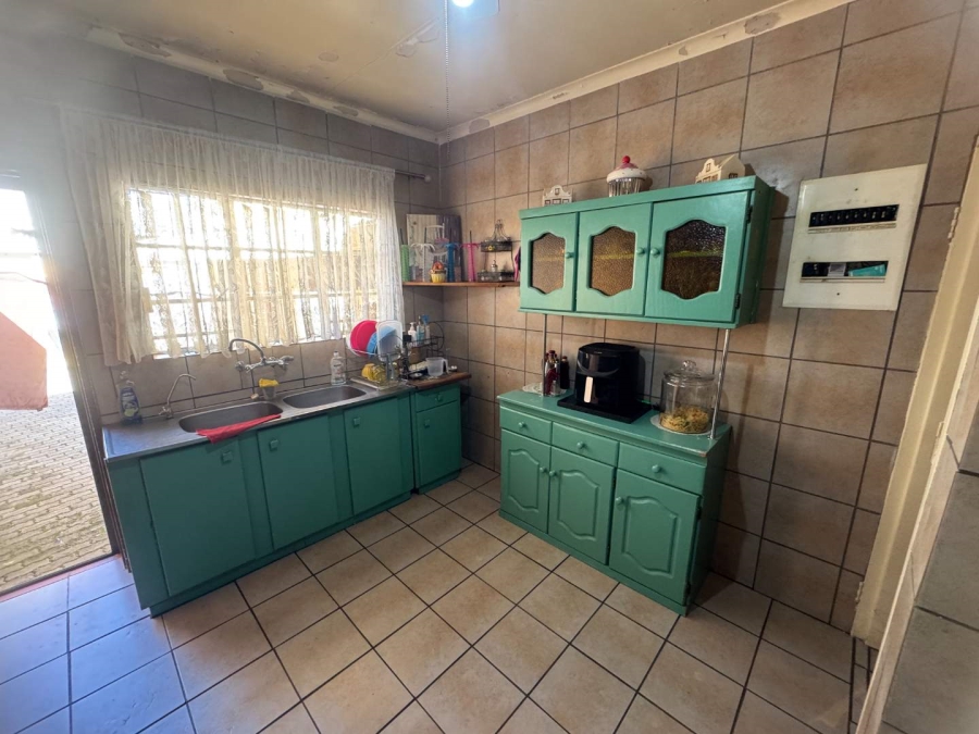 5 Bedroom Property for Sale in Brackendowns Gauteng