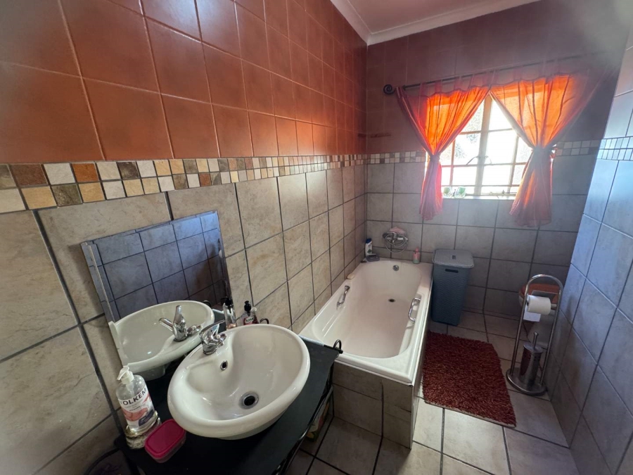 5 Bedroom Property for Sale in Brackendowns Gauteng