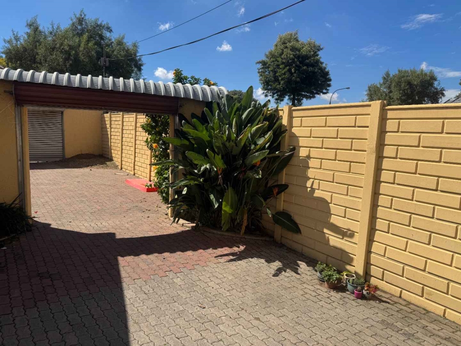5 Bedroom Property for Sale in Brackendowns Gauteng