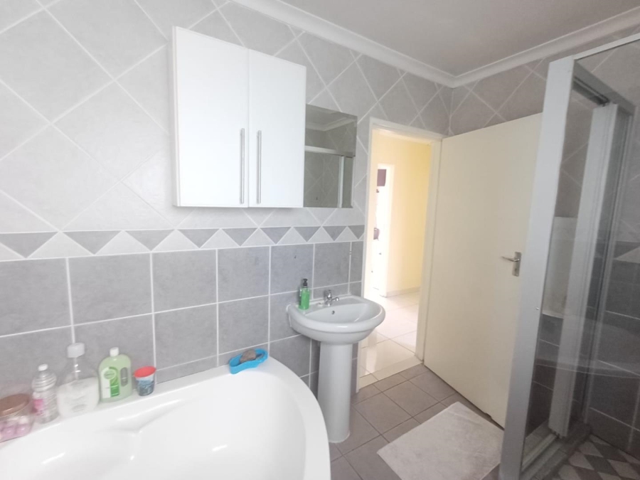 To Let 3 Bedroom Property for Rent in Olivedale Gauteng