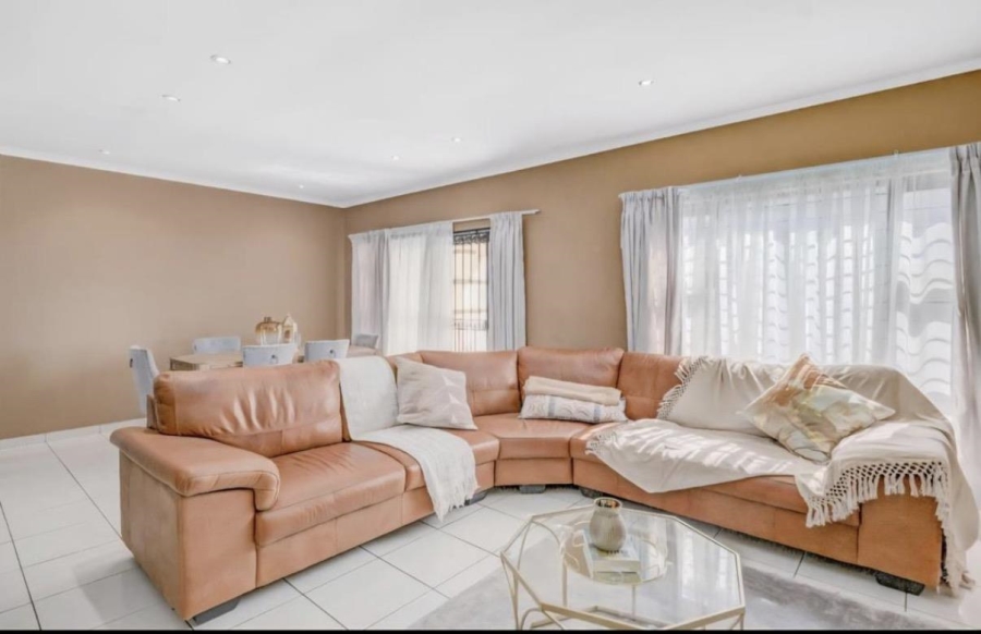 3 Bedroom Property for Sale in Mulbarton Gauteng