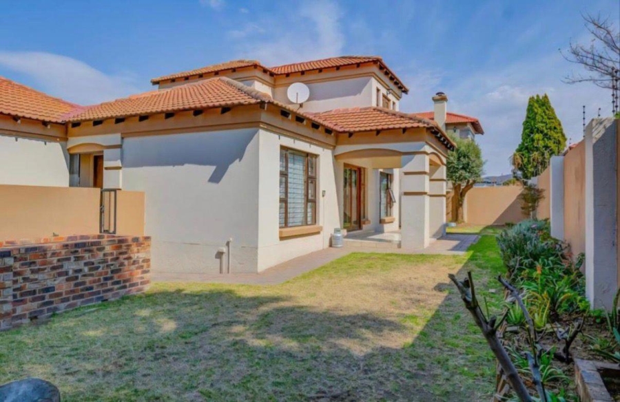 3 Bedroom Property for Sale in Mulbarton Gauteng