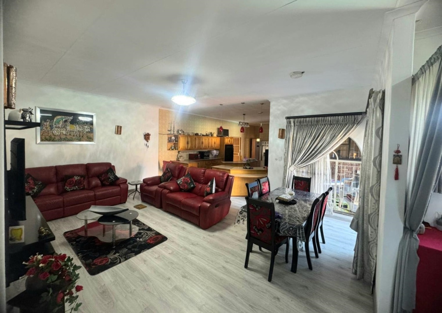 5 Bedroom Property for Sale in Mountain View Gauteng