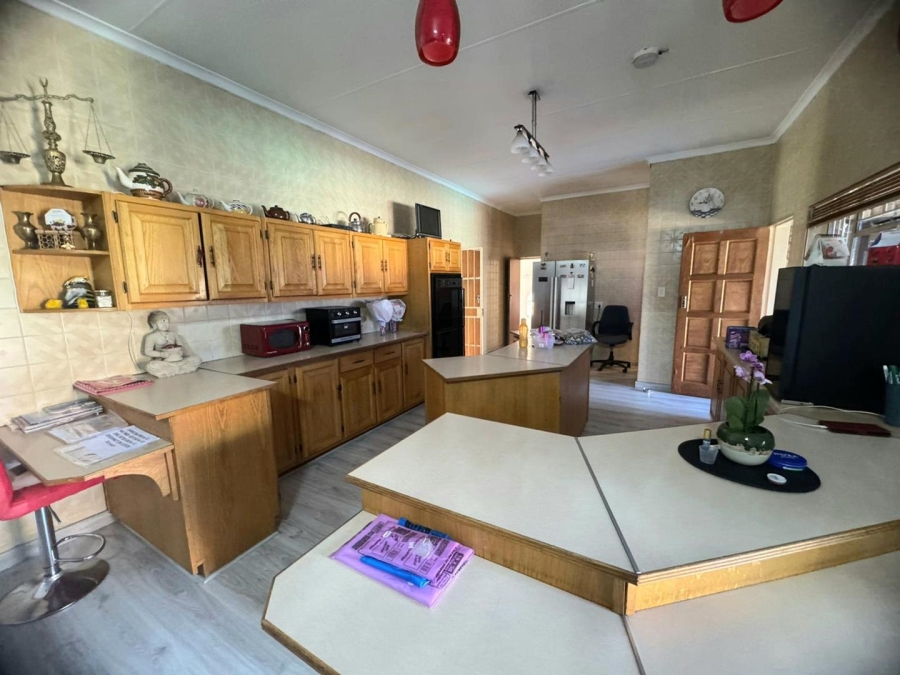 5 Bedroom Property for Sale in Mountain View Gauteng