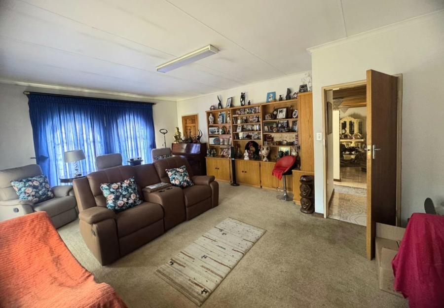 5 Bedroom Property for Sale in Mountain View Gauteng