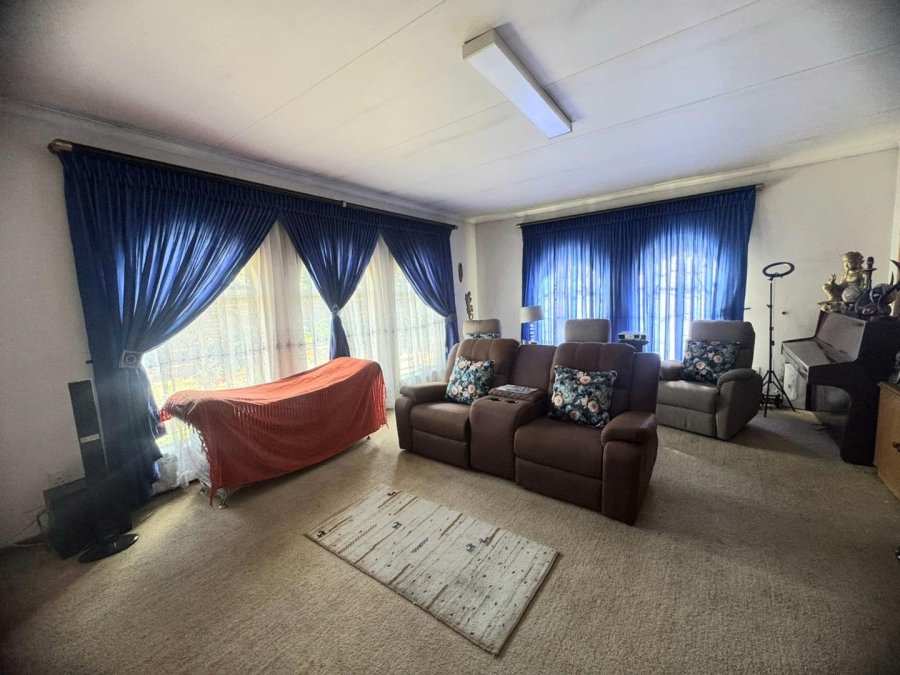5 Bedroom Property for Sale in Mountain View Gauteng