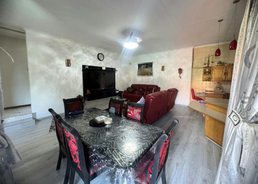 5 Bedroom Property for Sale in Mountain View Gauteng