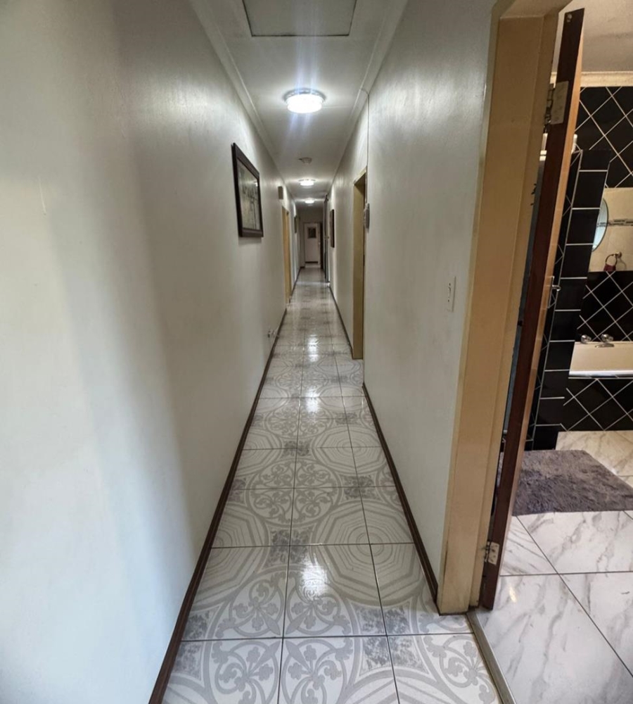 5 Bedroom Property for Sale in Mountain View Gauteng